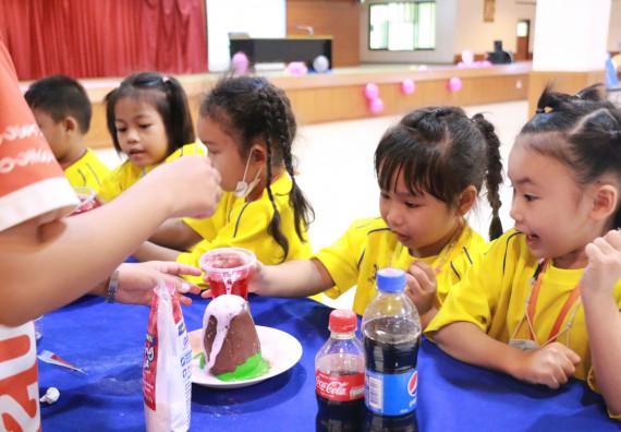 ภาพกิจกรรม คณะวิทยาศาสตร์และเทคโนโลยี จัดค่ายวิทยาศาสตร์โรงเรียนสาธิตฯ ระดับอนุบาล 1-2