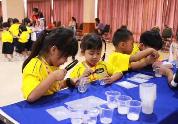 ภาพกิจกรรม คณะวิทยาศาสตร์และเทคโนโลยี จัดค่ายวิทยาศาสตร์โรงเรียนสาธิตฯ ระดับอนุบาล 1-2