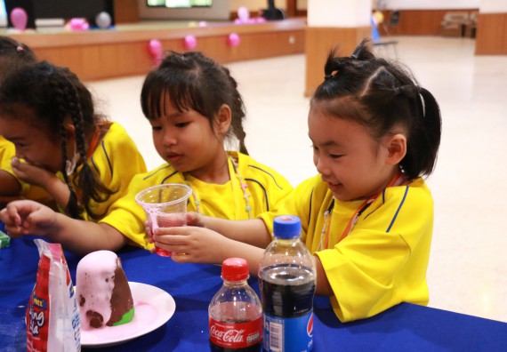 ภาพกิจกรรม คณะวิทยาศาสตร์และเทคโนโลยี จัดค่ายวิทยาศาสตร์โรงเรียนสาธิตฯ ระดับอนุบาล 1-2
