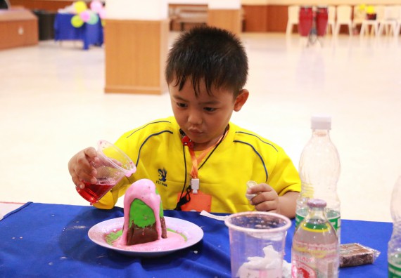 ภาพกิจกรรม คณะวิทยาศาสตร์และเทคโนโลยี จัดค่ายวิทยาศาสตร์โรงเรียนสาธิตฯ ระดับอนุบาล 1-2