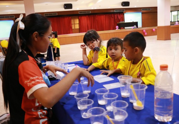 ภาพกิจกรรม คณะวิทยาศาสตร์และเทคโนโลยี จัดค่ายวิทยาศาสตร์โรงเรียนสาธิตฯ ระดับอนุบาล 1-2