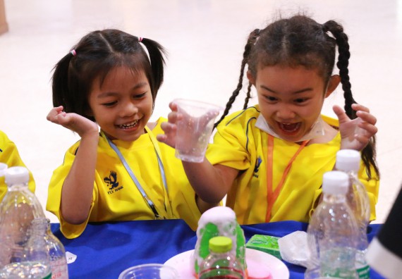 ภาพกิจกรรม คณะวิทยาศาสตร์และเทคโนโลยี จัดค่ายวิทยาศาสตร์โรงเรียนสาธิตฯ ระดับอนุบาล 1-2