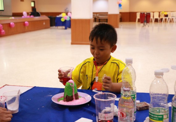 ภาพกิจกรรม คณะวิทยาศาสตร์และเทคโนโลยี จัดค่ายวิทยาศาสตร์โรงเรียนสาธิตฯ ระดับอนุบาล 1-2