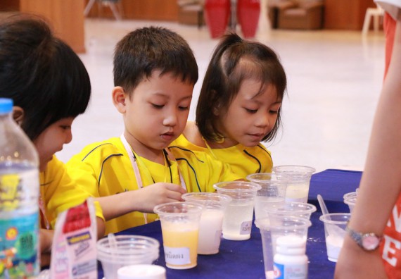 ภาพกิจกรรม คณะวิทยาศาสตร์และเทคโนโลยี จัดค่ายวิทยาศาสตร์โรงเรียนสาธิตฯ ระดับอนุบาล 1-2