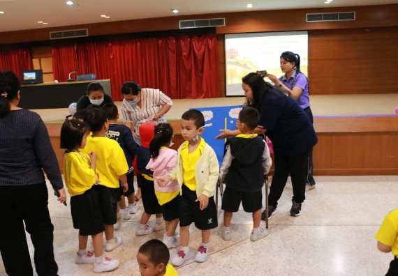 ภาพกิจกรรม คณะวิทยาศาสตร์และเทคโนโลยี จัดค่ายวิทยาศาสตร์โรงเรียนสาธิตฯ ระดับอนุบาล 1-2