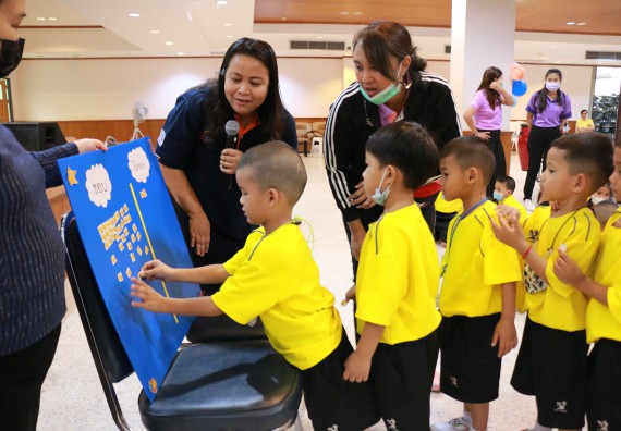 ภาพกิจกรรม คณะวิทยาศาสตร์และเทคโนโลยี จัดค่ายวิทยาศาสตร์โรงเรียนสาธิตฯ ระดับอนุบาล 1-2