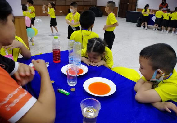 ภาพกิจกรรม คณะวิทยาศาสตร์และเทคโนโลยี จัดค่ายวิทยาศาสตร์โรงเรียนสาธิตฯ ระดับอนุบาล 1-2
