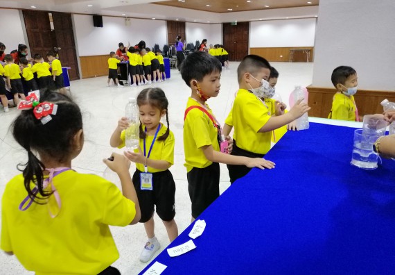 ภาพกิจกรรม คณะวิทยาศาสตร์และเทคโนโลยี จัดค่ายวิทยาศาสตร์โรงเรียนสาธิตฯ ระดับอนุบาล 1-2