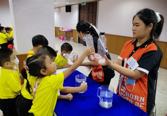 ภาพกิจกรรม คณะวิทยาศาสตร์และเทคโนโลยี จัดค่ายวิทยาศาสตร์โรงเรียนสาธิตฯ ระดับอนุบาล 1-2