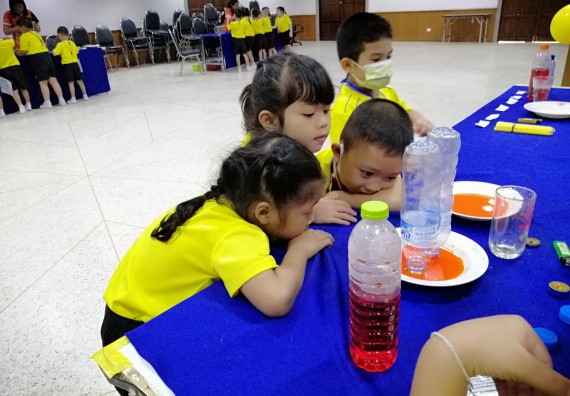 ภาพกิจกรรม คณะวิทยาศาสตร์และเทคโนโลยี จัดค่ายวิทยาศาสตร์โรงเรียนสาธิตฯ ระดับอนุบาล 1-2