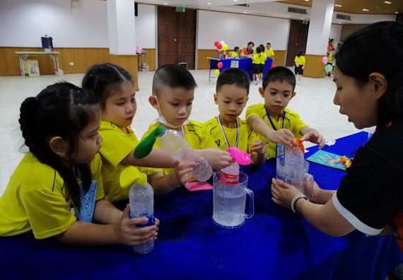 ภาพกิจกรรม คณะวิทยาศาสตร์และเทคโนโลยี จัดค่ายวิทยาศาสตร์โรงเรียนสาธิตฯ ระดับอนุบาล 1-2