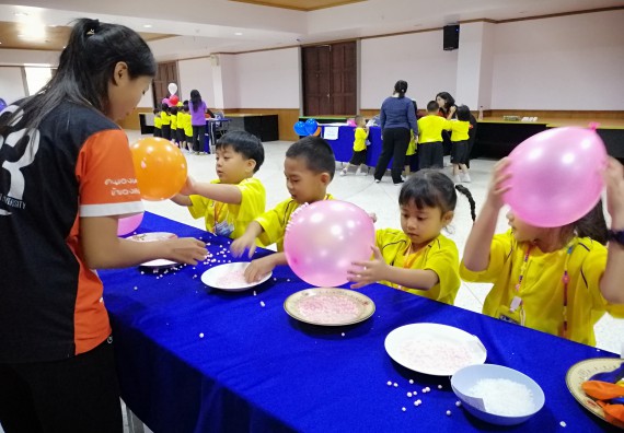 ภาพกิจกรรม คณะวิทยาศาสตร์และเทคโนโลยี จัดค่ายวิทยาศาสตร์โรงเรียนสาธิตฯ ระดับอนุบาล 1-2