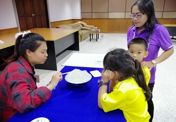 ภาพกิจกรรม คณะวิทยาศาสตร์และเทคโนโลยี จัดค่ายวิทยาศาสตร์โรงเรียนสาธิตฯ ระดับอนุบาล 1-2