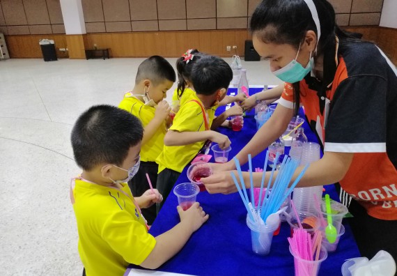 ภาพกิจกรรม คณะวิทยาศาสตร์และเทคโนโลยี จัดค่ายวิทยาศาสตร์โรงเรียนสาธิตฯ ระดับอนุบาล 1-2