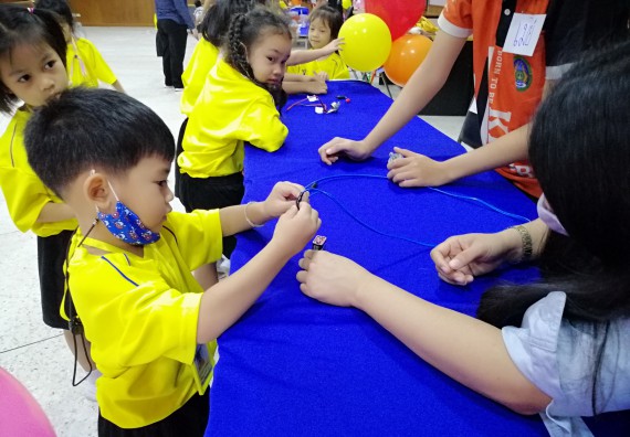 ภาพกิจกรรม คณะวิทยาศาสตร์และเทคโนโลยี จัดค่ายวิทยาศาสตร์โรงเรียนสาธิตฯ ระดับอนุบาล 1-2