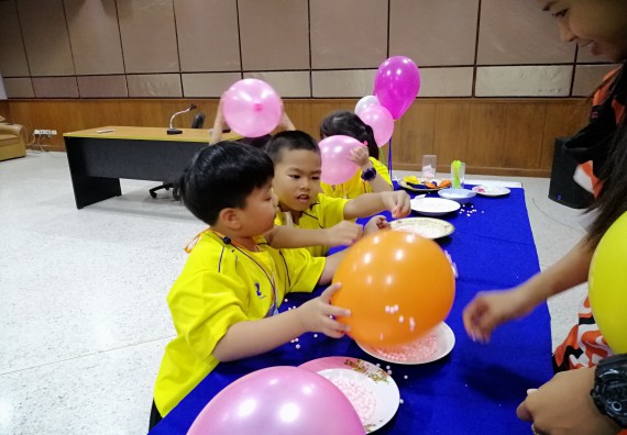 ภาพกิจกรรม คณะวิทยาศาสตร์และเทคโนโลยี จัดค่ายวิทยาศาสตร์โรงเรียนสาธิตฯ ระดับอนุบาล 1-2