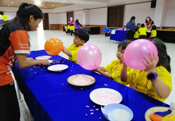 ภาพกิจกรรม คณะวิทยาศาสตร์และเทคโนโลยี จัดค่ายวิทยาศาสตร์โรงเรียนสาธิตฯ ระดับอนุบาล 1-2