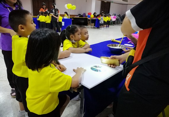 ภาพกิจกรรม คณะวิทยาศาสตร์และเทคโนโลยี จัดค่ายวิทยาศาสตร์โรงเรียนสาธิตฯ ระดับอนุบาล 1-2