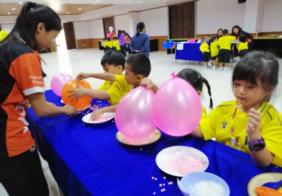 ภาพกิจกรรม คณะวิทยาศาสตร์และเทคโนโลยี จัดค่ายวิทยาศาสตร์โรงเรียนสาธิตฯ ระดับอนุบาล 1-2
