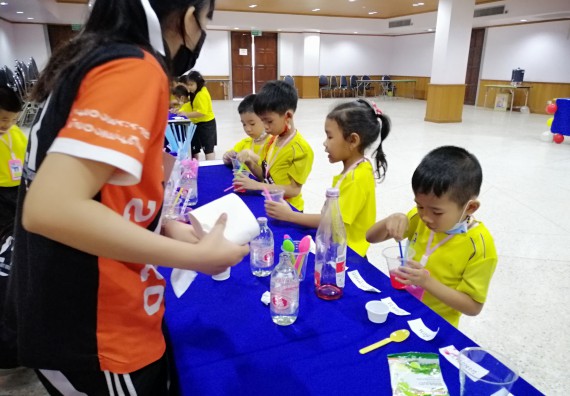 ภาพกิจกรรม คณะวิทยาศาสตร์และเทคโนโลยี จัดค่ายวิทยาศาสตร์โรงเรียนสาธิตฯ ระดับอนุบาล 1-2