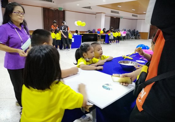 ภาพกิจกรรม คณะวิทยาศาสตร์และเทคโนโลยี จัดค่ายวิทยาศาสตร์โรงเรียนสาธิตฯ ระดับอนุบาล 1-2