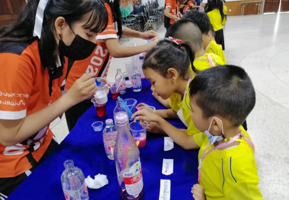 ภาพกิจกรรม คณะวิทยาศาสตร์และเทคโนโลยี จัดค่ายวิทยาศาสตร์โรงเรียนสาธิตฯ ระดับอนุบาล 1-2