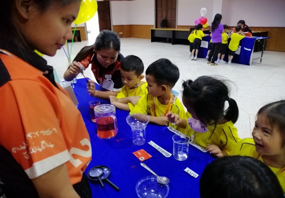 ภาพกิจกรรม คณะวิทยาศาสตร์และเทคโนโลยี จัดค่ายวิทยาศาสตร์โรงเรียนสาธิตฯ ระดับอนุบาล 1-2