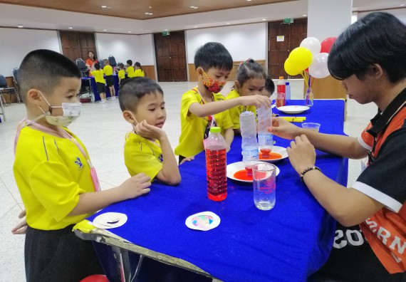 ภาพกิจกรรม คณะวิทยาศาสตร์และเทคโนโลยี จัดค่ายวิทยาศาสตร์โรงเรียนสาธิตฯ ระดับอนุบาล 1-2
