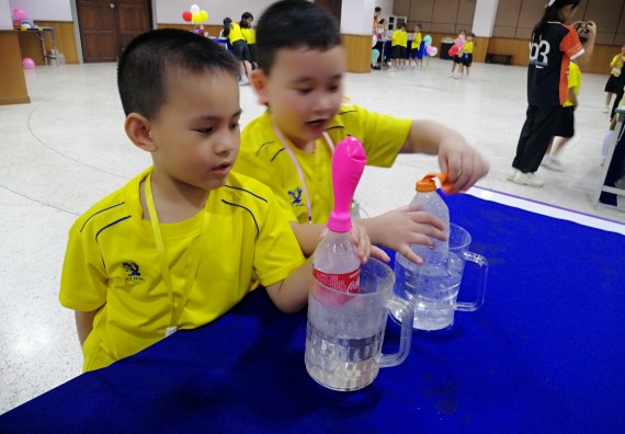 ภาพกิจกรรม คณะวิทยาศาสตร์และเทคโนโลยี จัดค่ายวิทยาศาสตร์โรงเรียนสาธิตฯ ระดับอนุบาล 1-2