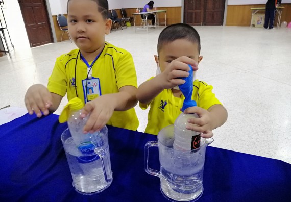 ภาพกิจกรรม คณะวิทยาศาสตร์และเทคโนโลยี จัดค่ายวิทยาศาสตร์โรงเรียนสาธิตฯ ระดับอนุบาล 1-2