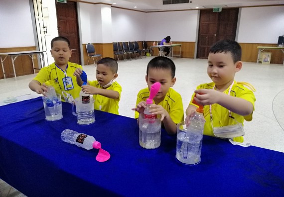 ภาพกิจกรรม คณะวิทยาศาสตร์และเทคโนโลยี จัดค่ายวิทยาศาสตร์โรงเรียนสาธิตฯ ระดับอนุบาล 1-2