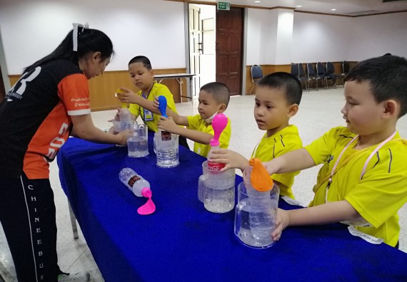 ภาพกิจกรรม คณะวิทยาศาสตร์และเทคโนโลยี จัดค่ายวิทยาศาสตร์โรงเรียนสาธิตฯ ระดับอนุบาล 1-2