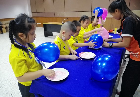 ภาพกิจกรรม คณะวิทยาศาสตร์และเทคโนโลยี จัดค่ายวิทยาศาสตร์โรงเรียนสาธิตฯ ระดับอนุบาล 1-2