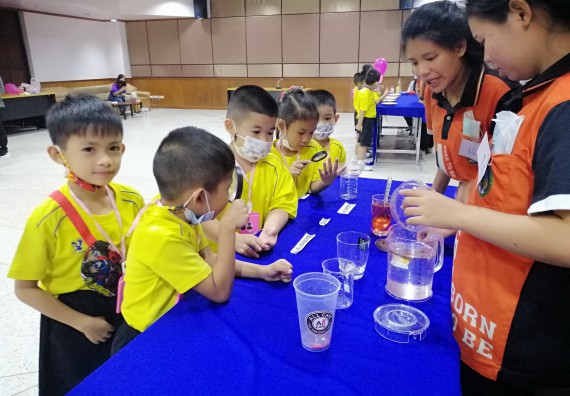 ภาพกิจกรรม คณะวิทยาศาสตร์และเทคโนโลยี จัดค่ายวิทยาศาสตร์โรงเรียนสาธิตฯ ระดับอนุบาล 1-2