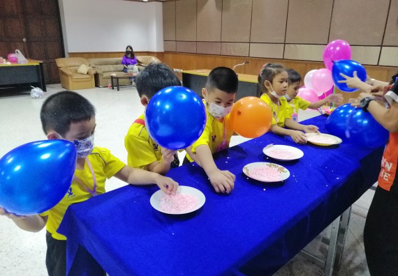 ภาพกิจกรรม คณะวิทยาศาสตร์และเทคโนโลยี จัดค่ายวิทยาศาสตร์โรงเรียนสาธิตฯ ระดับอนุบาล 1-2