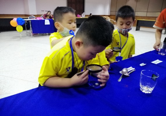 ภาพกิจกรรม คณะวิทยาศาสตร์และเทคโนโลยี จัดค่ายวิทยาศาสตร์โรงเรียนสาธิตฯ ระดับอนุบาล 1-2