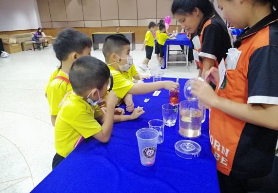 ภาพกิจกรรม คณะวิทยาศาสตร์และเทคโนโลยี จัดค่ายวิทยาศาสตร์โรงเรียนสาธิตฯ ระดับอนุบาล 1-2