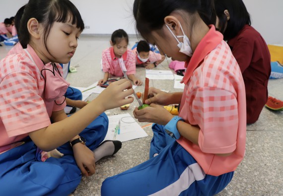 ภาพกิจกรรม  คณะวิทยาศาสตร์และเทคโนโลยี จัดค่ายวิทยาศาสตร์โรงเรียนอนุบาลกำแพงเพชร ระดับชั้นประถมศึกษาปีที่ 1-3