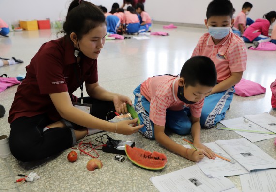 ภาพกิจกรรม  คณะวิทยาศาสตร์และเทคโนโลยี จัดค่ายวิทยาศาสตร์โรงเรียนอนุบาลกำแพงเพชร ระดับชั้นประถมศึกษาปีที่ 1-3