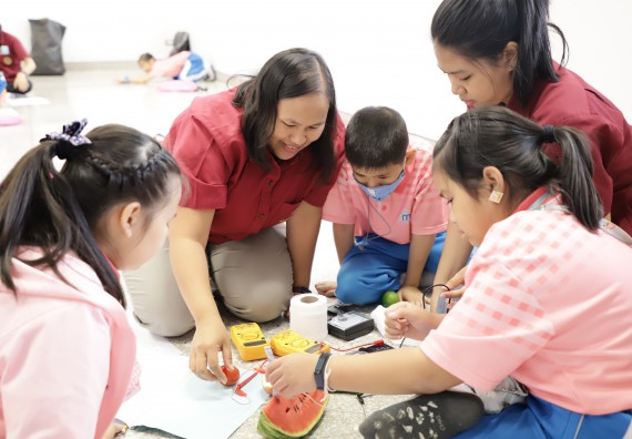 ภาพกิจกรรม  คณะวิทยาศาสตร์และเทคโนโลยี จัดค่ายวิทยาศาสตร์โรงเรียนอนุบาลกำแพงเพชร ระดับชั้นประถมศึกษาปีที่ 1-3