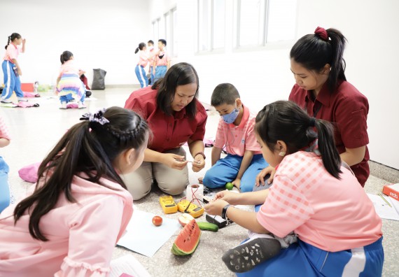 ภาพกิจกรรม  คณะวิทยาศาสตร์และเทคโนโลยี จัดค่ายวิทยาศาสตร์โรงเรียนอนุบาลกำแพงเพชร ระดับชั้นประถมศึกษาปีที่ 1-3