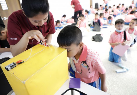 ภาพกิจกรรม  คณะวิทยาศาสตร์และเทคโนโลยี จัดค่ายวิทยาศาสตร์โรงเรียนอนุบาลกำแพงเพชร ระดับชั้นประถมศึกษาปีที่ 1-3