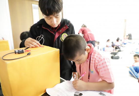 ภาพกิจกรรม  คณะวิทยาศาสตร์และเทคโนโลยี จัดค่ายวิทยาศาสตร์โรงเรียนอนุบาลกำแพงเพชร ระดับชั้นประถมศึกษาปีที่ 1-3
