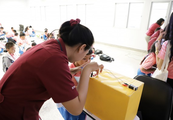 ภาพกิจกรรม  คณะวิทยาศาสตร์และเทคโนโลยี จัดค่ายวิทยาศาสตร์โรงเรียนอนุบาลกำแพงเพชร ระดับชั้นประถมศึกษาปีที่ 1-3