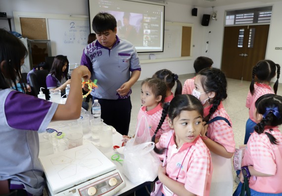 ภาพกิจกรรม  คณะวิทยาศาสตร์และเทคโนโลยี จัดค่ายวิทยาศาสตร์โรงเรียนอนุบาลกำแพงเพชร ระดับชั้นประถมศึกษาปีที่ 1-3