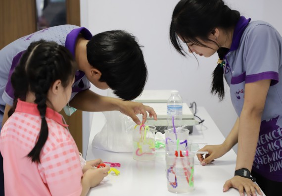 ภาพกิจกรรม  คณะวิทยาศาสตร์และเทคโนโลยี จัดค่ายวิทยาศาสตร์โรงเรียนอนุบาลกำแพงเพชร ระดับชั้นประถมศึกษาปีที่ 1-3