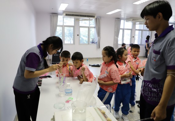 ภาพกิจกรรม  คณะวิทยาศาสตร์และเทคโนโลยี จัดค่ายวิทยาศาสตร์โรงเรียนอนุบาลกำแพงเพชร ระดับชั้นประถมศึกษาปีที่ 1-3