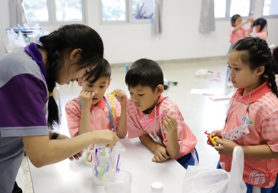 ภาพกิจกรรม  คณะวิทยาศาสตร์และเทคโนโลยี จัดค่ายวิทยาศาสตร์โรงเรียนอนุบาลกำแพงเพชร ระดับชั้นประถมศึกษาปีที่ 1-3