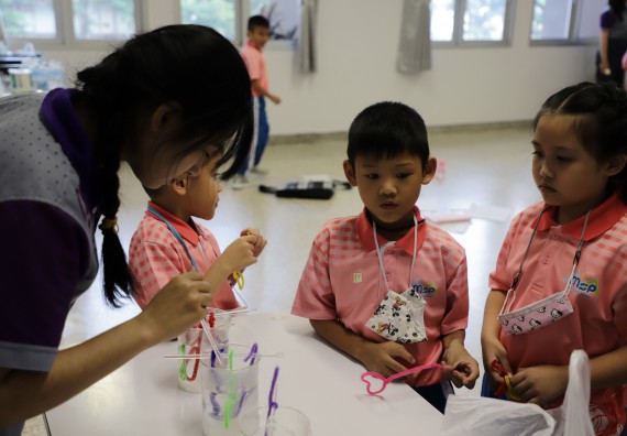 ภาพกิจกรรม  คณะวิทยาศาสตร์และเทคโนโลยี จัดค่ายวิทยาศาสตร์โรงเรียนอนุบาลกำแพงเพชร ระดับชั้นประถมศึกษาปีที่ 1-3