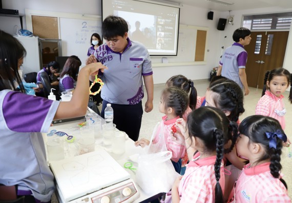 ภาพกิจกรรม  คณะวิทยาศาสตร์และเทคโนโลยี จัดค่ายวิทยาศาสตร์โรงเรียนอนุบาลกำแพงเพชร ระดับชั้นประถมศึกษาปีที่ 1-3